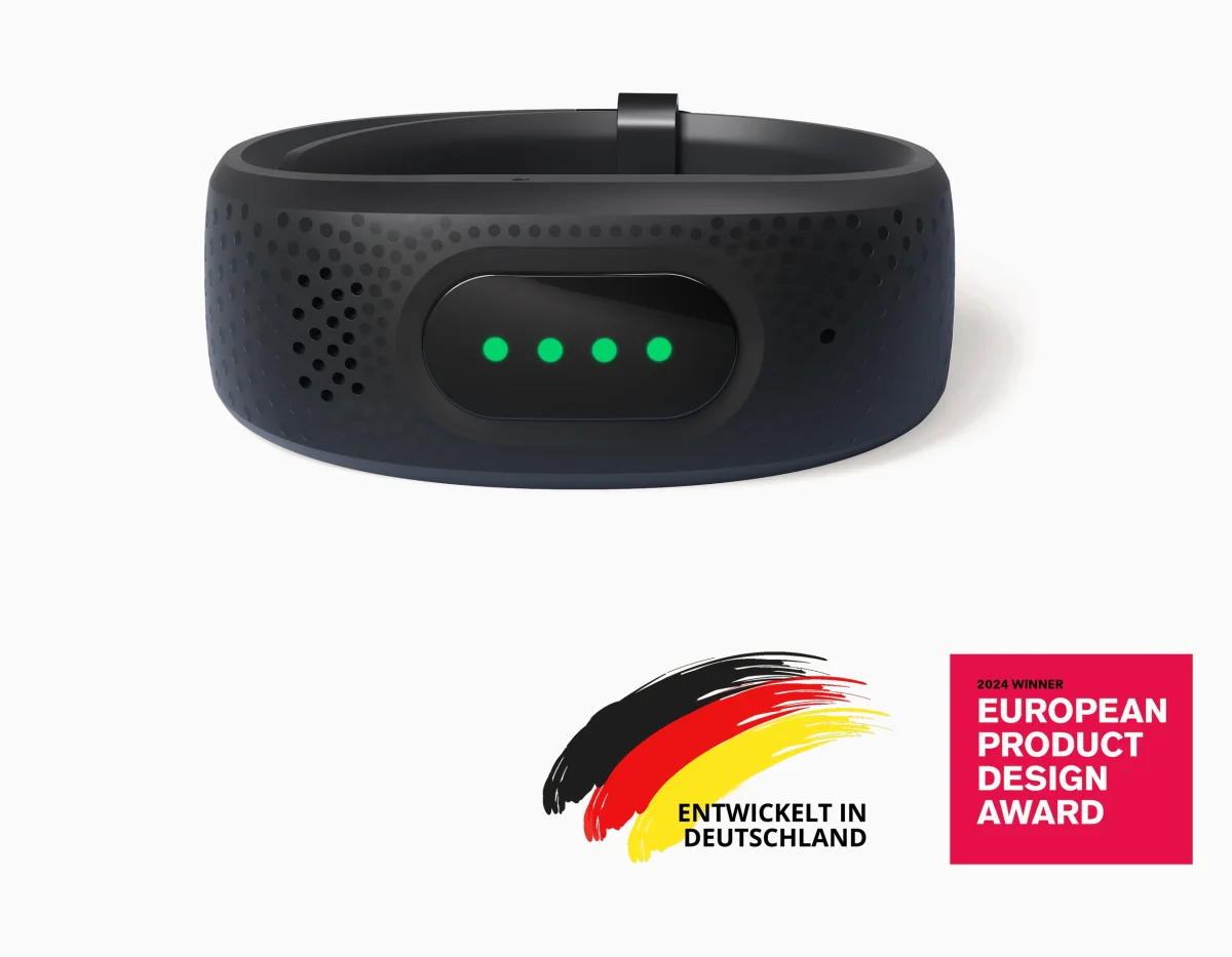 Das Notrufarmband Gardia, ein schwarzes Silikonarmband mit vier grünen Statusleuchten, ausgezeichnet mit dem European Product Design Award 2024